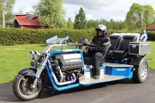 Esko Juntusen trike-pyörä painaa pienen henkilöauton verran. Leveyttä sillä on 178 senttiä ja pituutta 358 senttiä. KUVAT: Heli Nurkkala